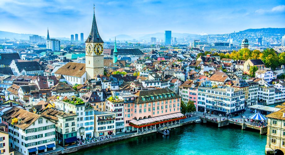 Du khách sẽ được tận mắt thưởng thức quang cảnh phố cổ Zurich